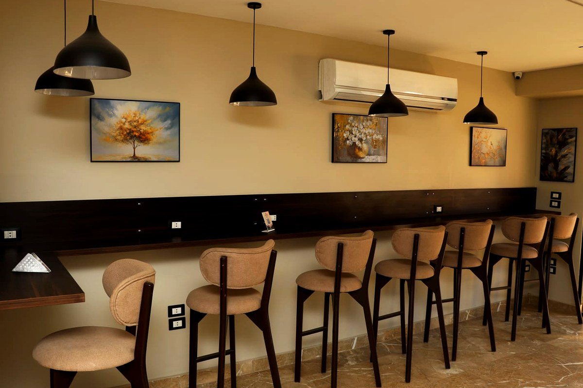 منطقة البار والجلوس داخل Inspire Café